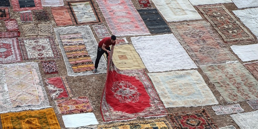 Antalya'nın rengarenk halı tarlaları