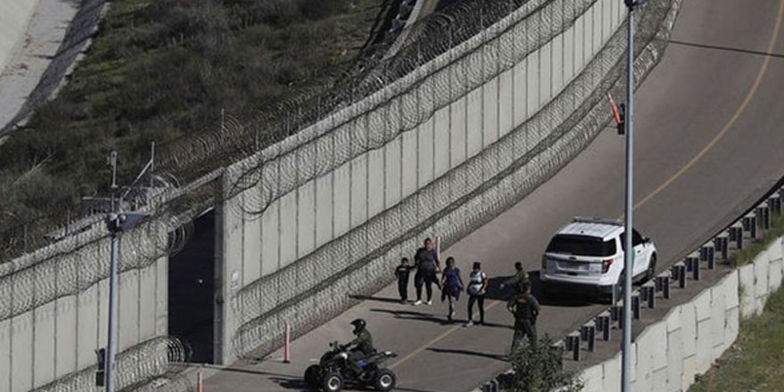 ABD'nin meksika ve kanada sınırları 1 ay "zaruri olmayan geçişlere" kapalı