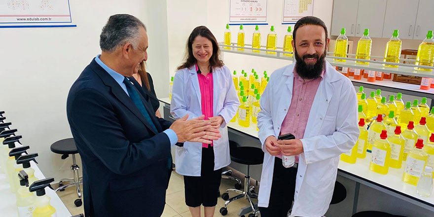 Çavuşoğlu Namık Kemal Lisesi’nde üretilen kolonya, el ve yüzey dezenfektanlarını yerinde inceledi