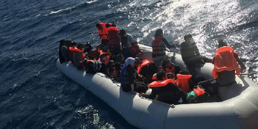 Yunanistan'ın ölüme terk ettiği 29 kaçak göçmen kurtarıldı