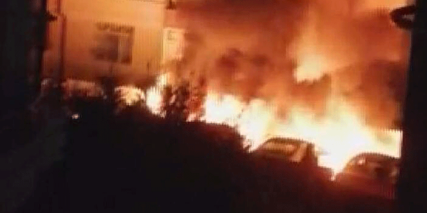 Park halindeki 4 otomobil kundaklandı