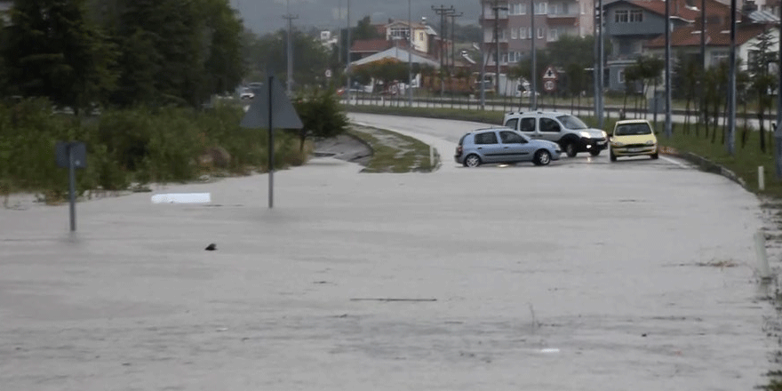 Kütahya Domaniç'i dolu ve sel vurdu