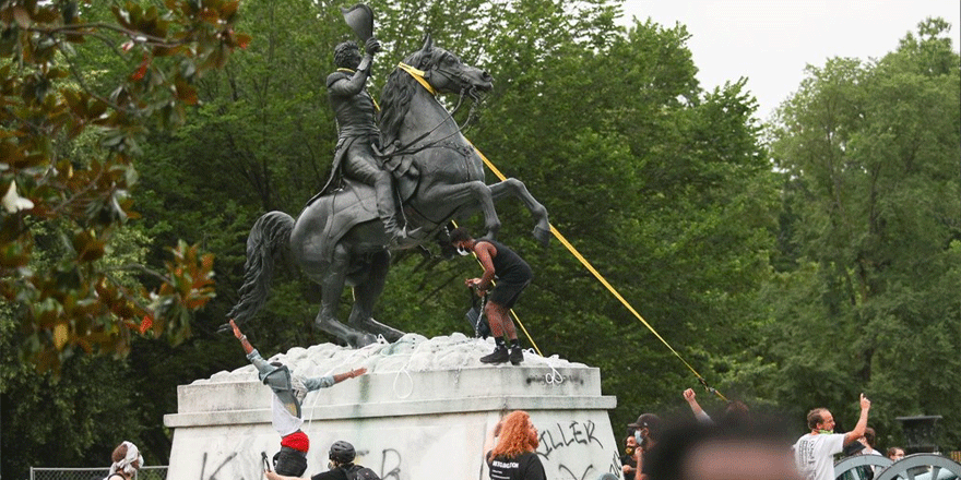 Washington karıştı, Trump tehdit etti; heykel yıkana 10 yıl hapis