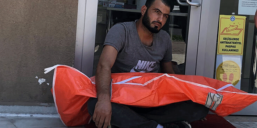 Oğlunun cansız bedeniyle 2 saat oturdu! Kimse ikna edemedi