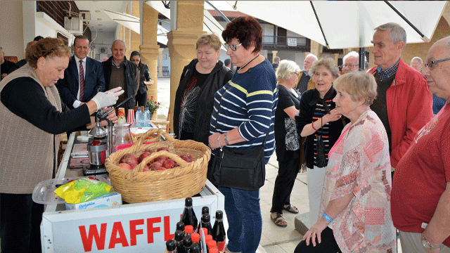 Turistler Güzelyurt çarşını gezdi