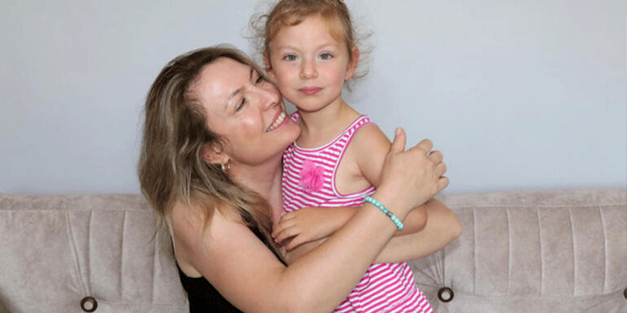 Sağlıkçı anneden, küçük kızının icra yoluyla alınmasına tepki