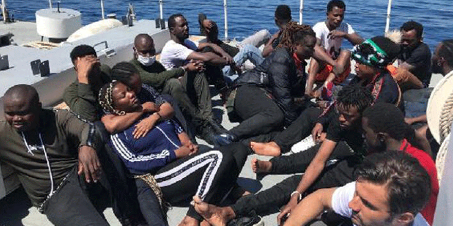 Lastik bot battı, 27 kaçak göçmeni Sahil Güvenlik kurtardı