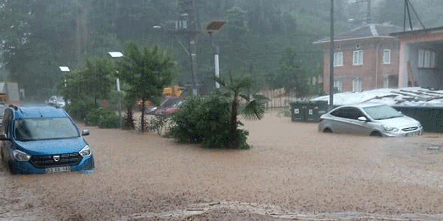 Şiddetli yağış Rize'yi de vurdu: 2 can kaybı