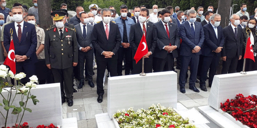 Edirnekapı'daki 15 Temmuz Demokrasi Şehitliği'nde anma töreni
