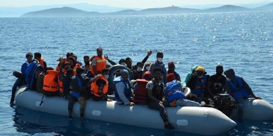 Yunanistan'ın ölüme terk ettiği 74 kaçak göçmeni Sahil Güvenlik kurtardı