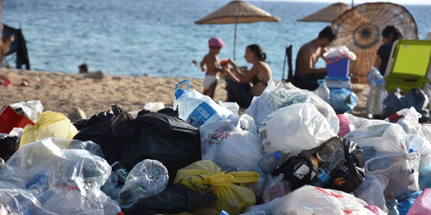 İtalyan koyu, tatilcilerin atıklarıyla çöplüğe döndü