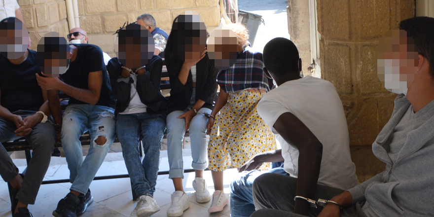 Demir sopalarla birbirlerine saldırdılar