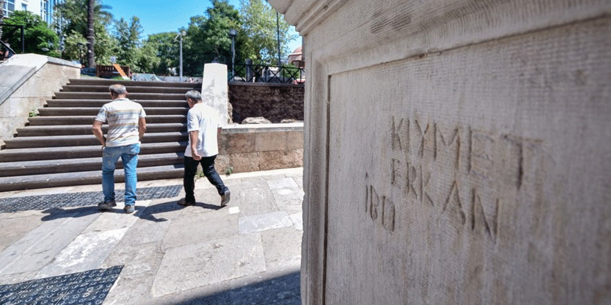 1890 yıllık tarihi kapıdaki 'aşk kazısı' onarıldı
