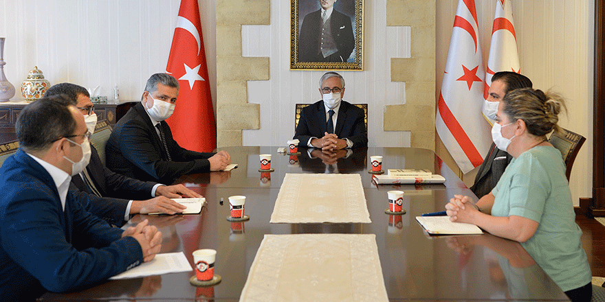 “Kriz Sarmalında Ortadoğu ve Kıbrıs” kitabı Akıncı'ya verildi