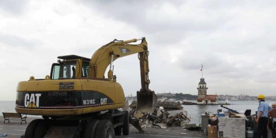 Üsküdar'da kız kulesi karşısında bulunan 2 büfe yıkıldı! Hareketli anlar..