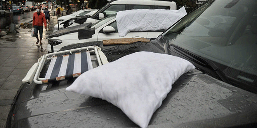 İstanbul'da dolu yağdı, araçları böyle korudular