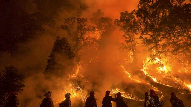 ABD'nin California eyaletindeki orman yangında, biri ağır 2 kişi yaralandı, yaklaşık 150 bin kişi tahliye edildi