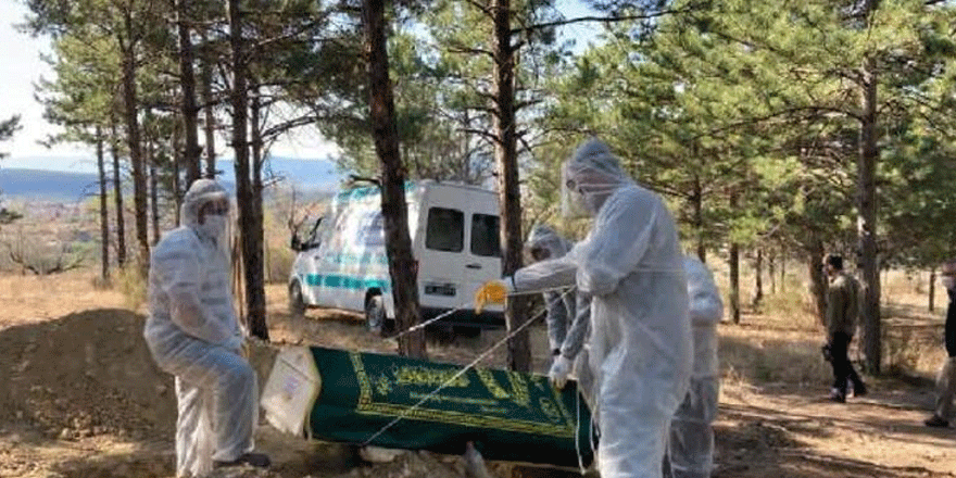 Koronavirüsten ölen 5 kişi tabutlarıyla toprağa verildi
