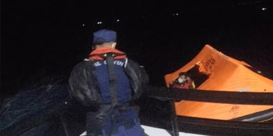 Çeşme açıklarında 25 düzensiz göçmen kurtarıldı