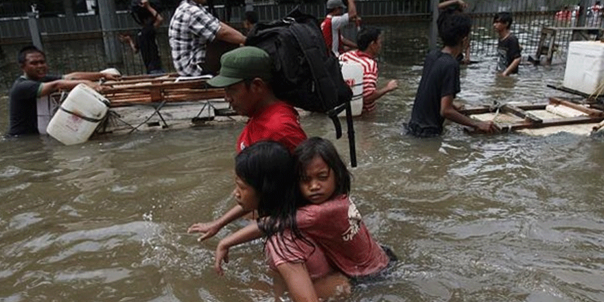 Endonezya'da sel nedeniyle 350 ev su altında kaldı