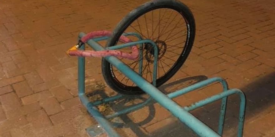 Kilidini kıramadıkları bisikletten geriye sadece tekeri kaldı
