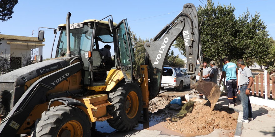 İskele Belediyesi yağmur suyu drenaj hattı çalışmalarını sürdürüyor