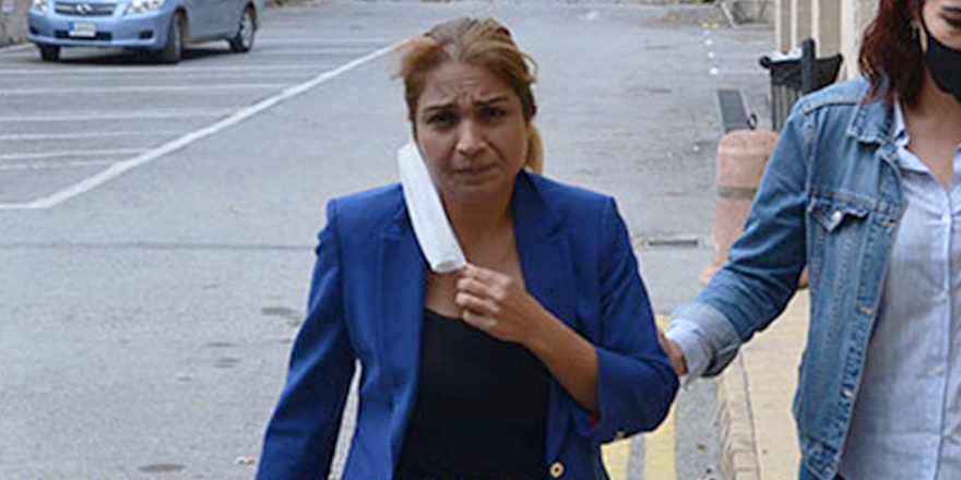 Erkek arkadaşını çıplak fotoğrafları ile tehdit etti!