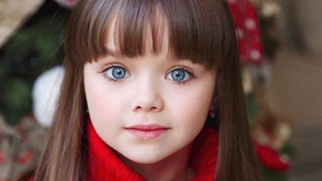 ‘Dünyanın en güzel kız çocuğu’ Anastasya, görenleri büyülüyor