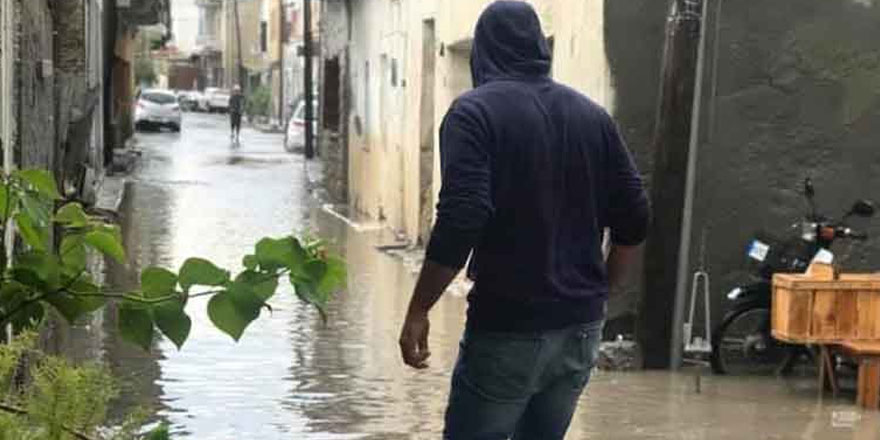 Lefkoşa’da işletme sular altında kaldı