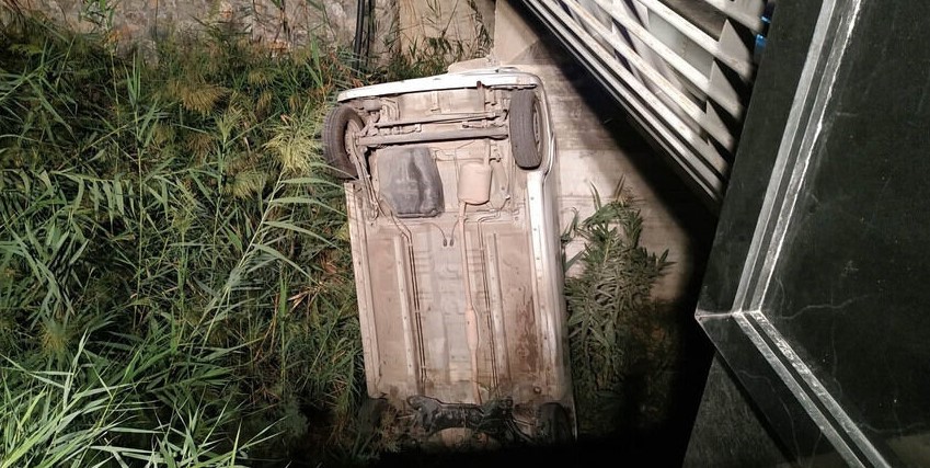 Araba dere yatağına uçtu!