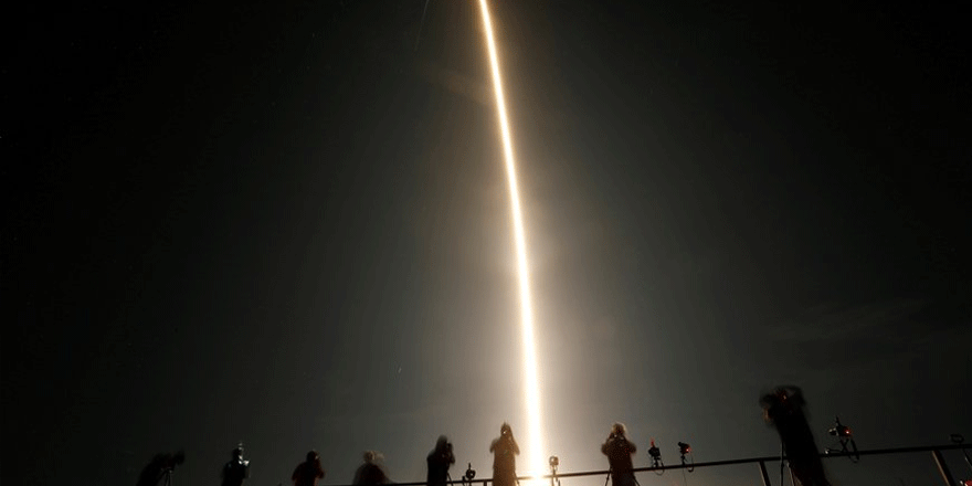 Bir ilk yaşandı: Astronotlar SpaceX ile gönderildi