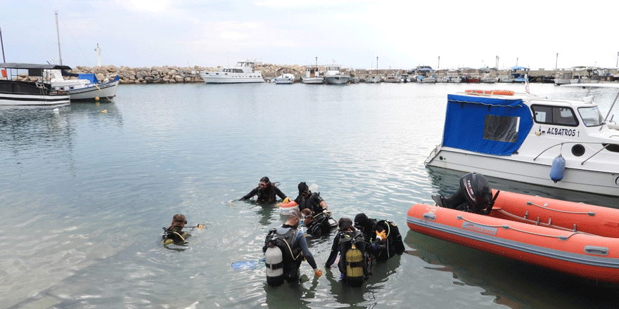 İskele balıkçı barınağı, deniz dibinde birikmiş katı atıklardan arındırıldı