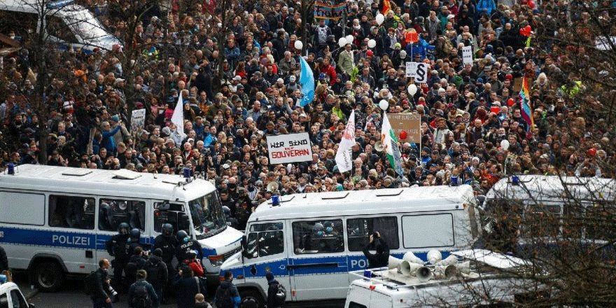 Binlerce kişi başkentte sokaklara döküldü