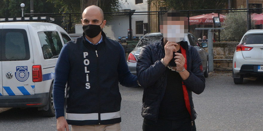 Cafe'de unutulan cüzdanı çaldı