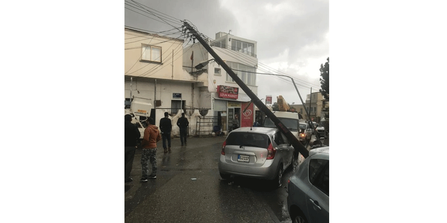 Ozanköy’de hortum zarara yol açtı