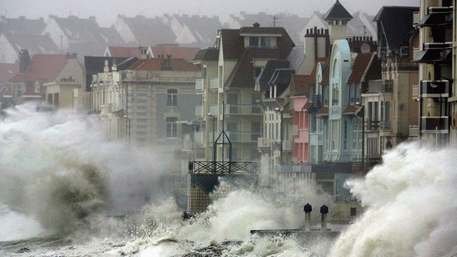 Fransa'da fırtına şiddetini artırıyor