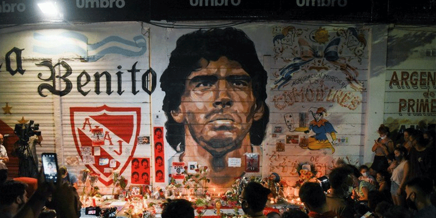 Maradona’nın ölümü milyonları sokağa döktü!