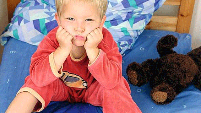 Tedavi edilmeyen yatak ıslatma sorunu okul başarısını düşürüyor