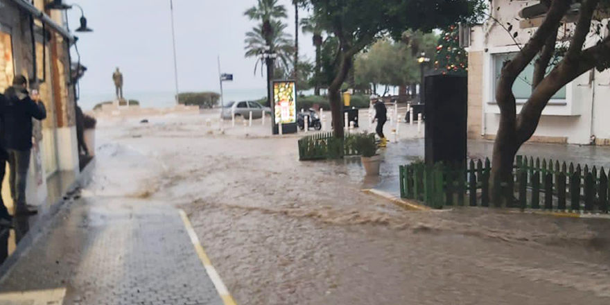 Girne'de yollar su altında kaldı