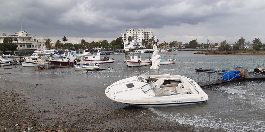 Gazimağusa sahilinde 4 tekne battı