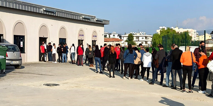 Pandemi Hastanesi’nin önünde PCR kuyruğu…