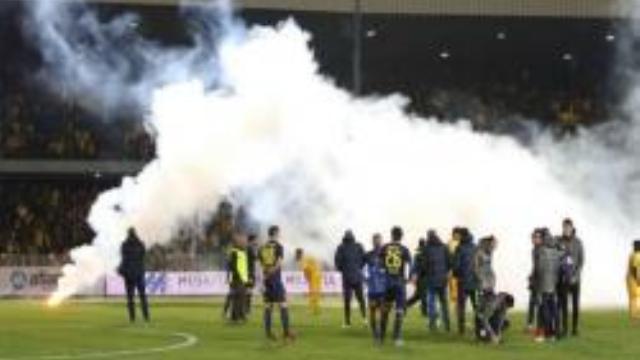 APOEL-AEL Maçında olay