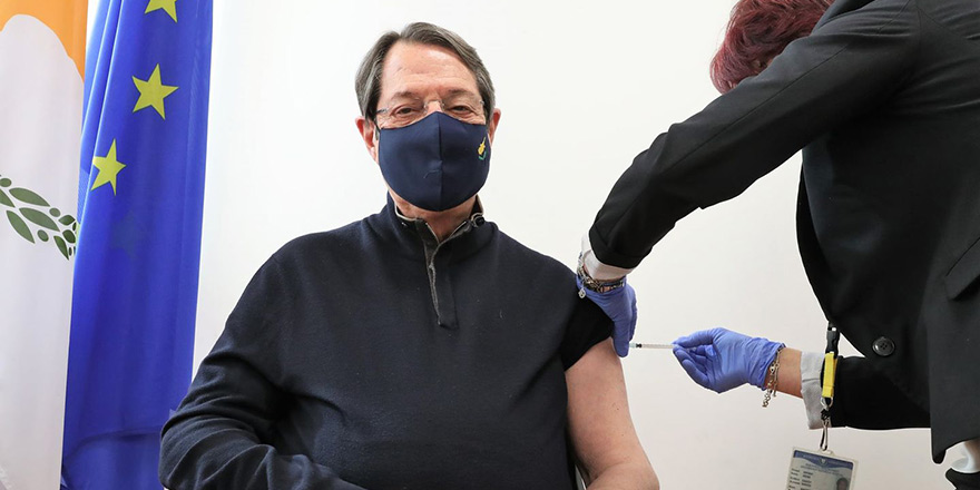 Rum lider Nikos Anastasiadis  Covid-19 aşısı oldu