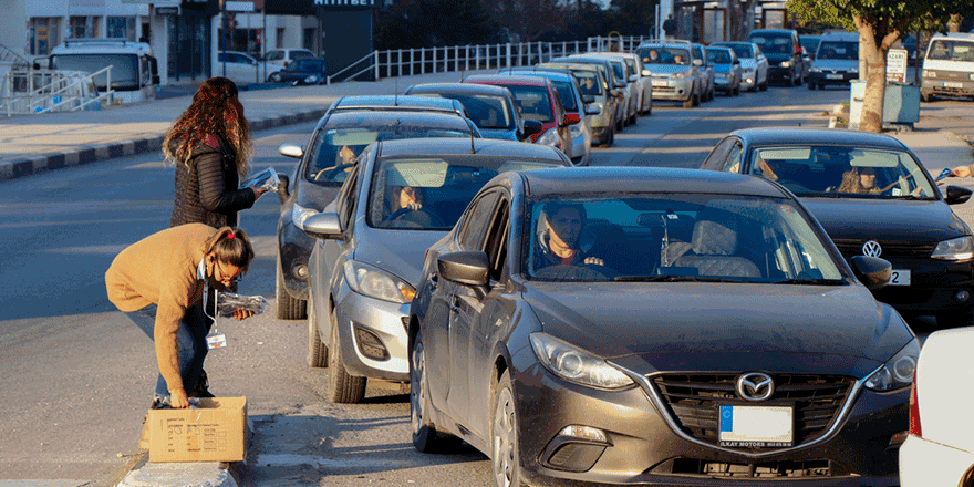 Gazimağusa belediyesi vatandaşlara maske dağıttı