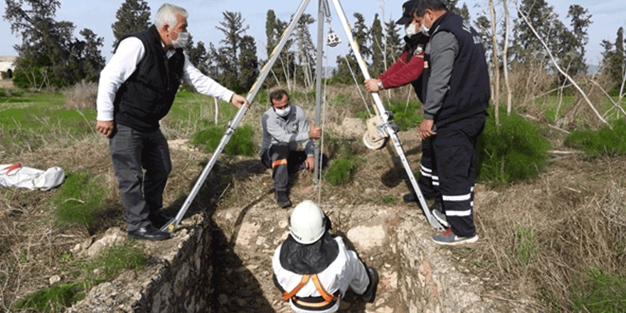 Kuyuya düşen köpek, operasyonla kurtarıldı