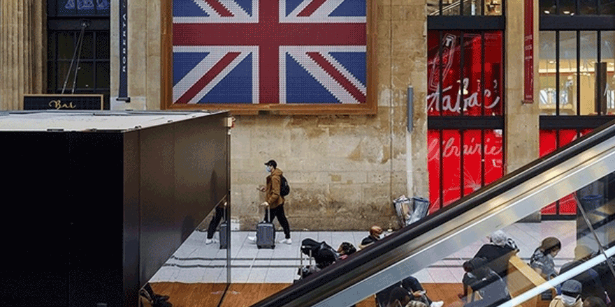 İngiltere'de ilk kez bir günde 50 binden fazla kovid-19 vakası görüldü