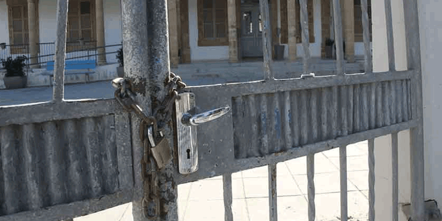 Güney Kıbrıs okulları kapattı