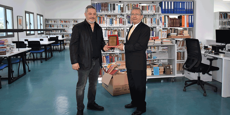 Derat Architects Direktörü Mustafa Derat Kütüphaneye 500 Kitap Hediye Etti.