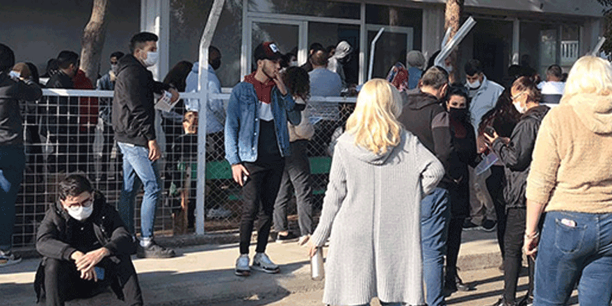 Sürüş Ehliyet Müfettişliği önünde yığılma