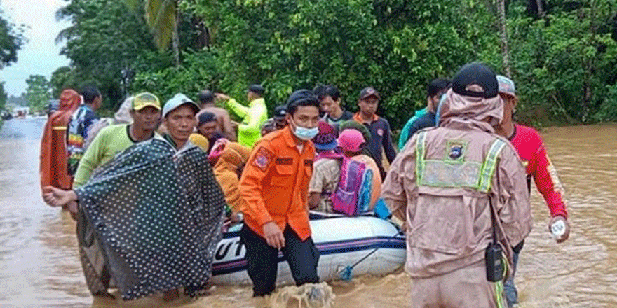 Endonezya'da sel nedeniyle yaklaşık 113 bin kişi yerinden oldu